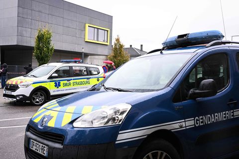 Der Jugendliche hatte am vergangenen Mittwoch seine Lehrerin vor Unterrichtsbeginn im Schulflur mit einem Messerstich im Gesicht