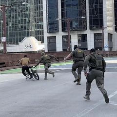 Lieferant entkommt ICE-Beamten in Chicago.