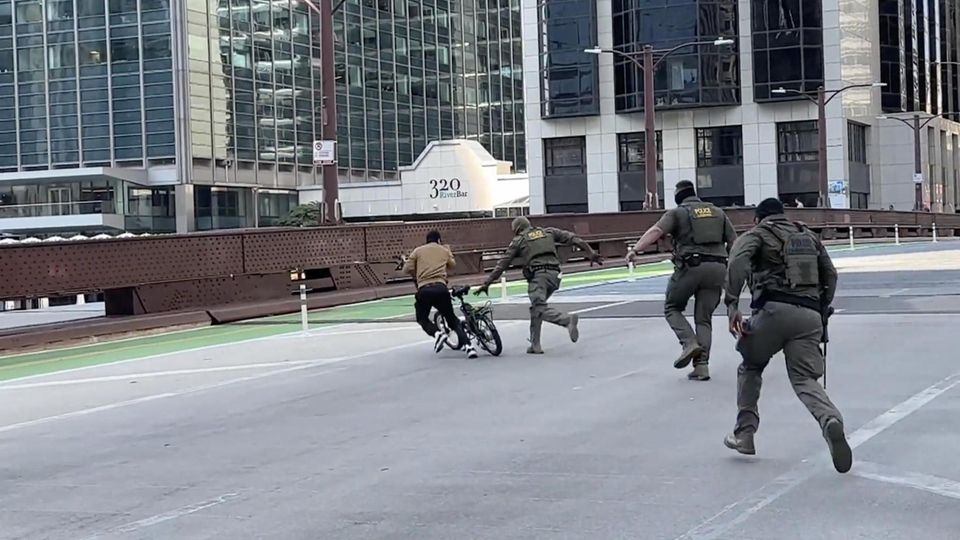 Lieferant entkommt ICE-Beamten in Chicago.