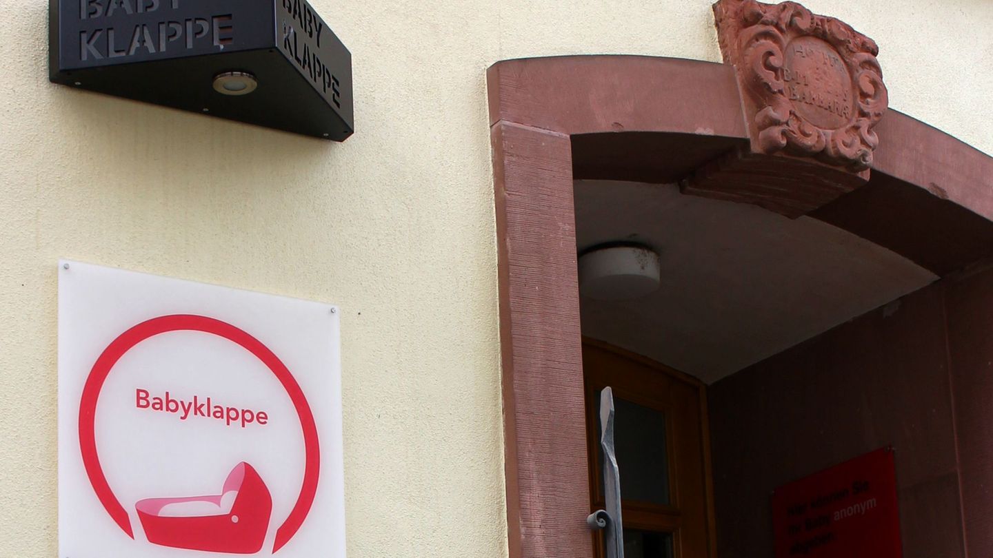 Der Sozialdienst möchte sich nach eigenen Angaben um einen neuen Standort für die Babyklappe bemühen. (Archivbild) Foto: picture