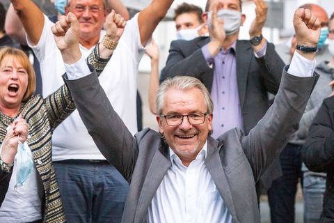 Jubel bei Marc Buchholz: Er kann wohl doch Oberbürgermeister von Mülheim an der Ruhr bleiben. (Archivbild) Foto: Arnulf Stoffel/