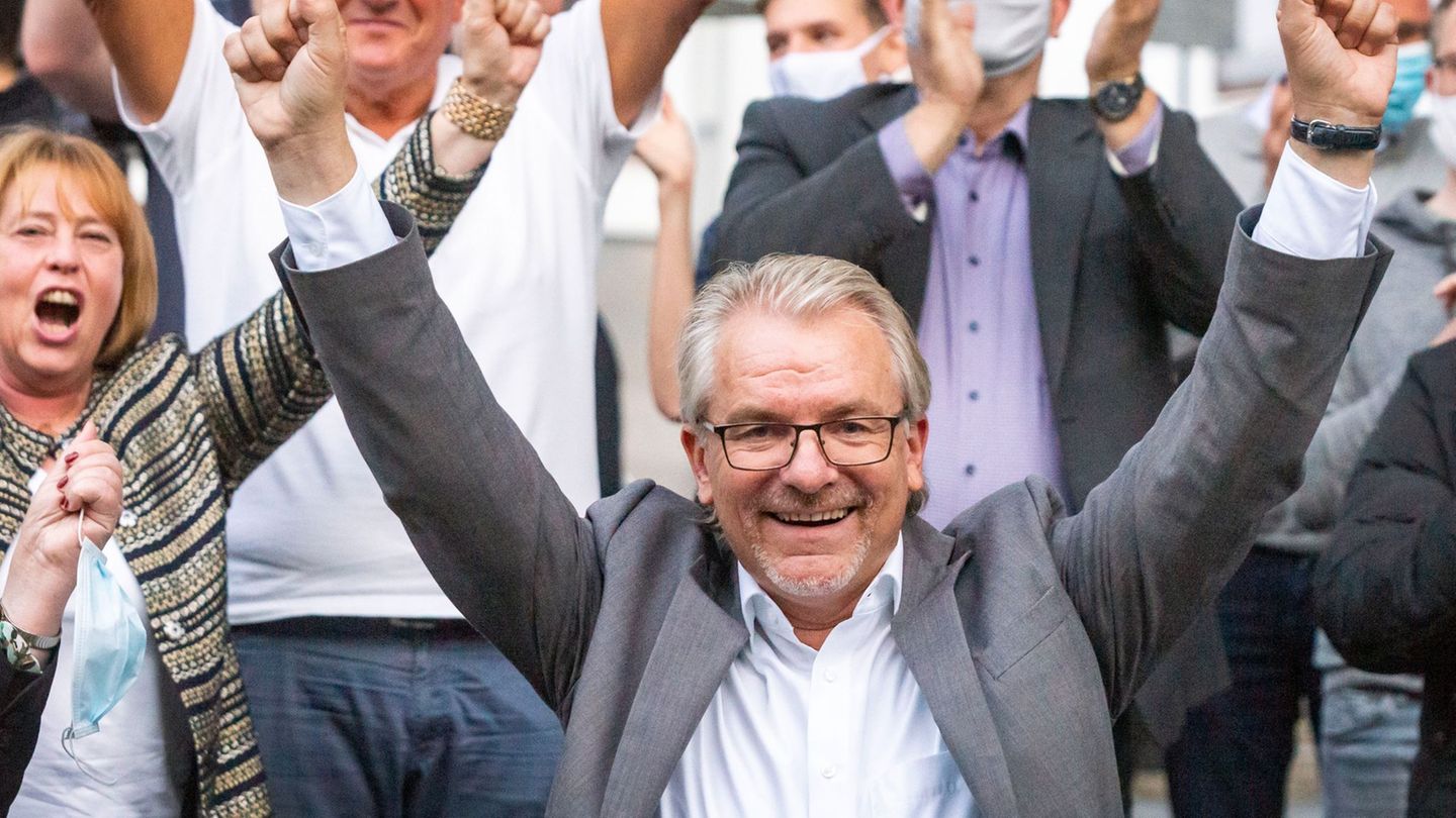 Jubel bei Marc Buchholz: Er kann wohl doch Oberbürgermeister von Mülheim an der Ruhr bleiben. (Archivbild) Foto: Arnulf Stoffel/