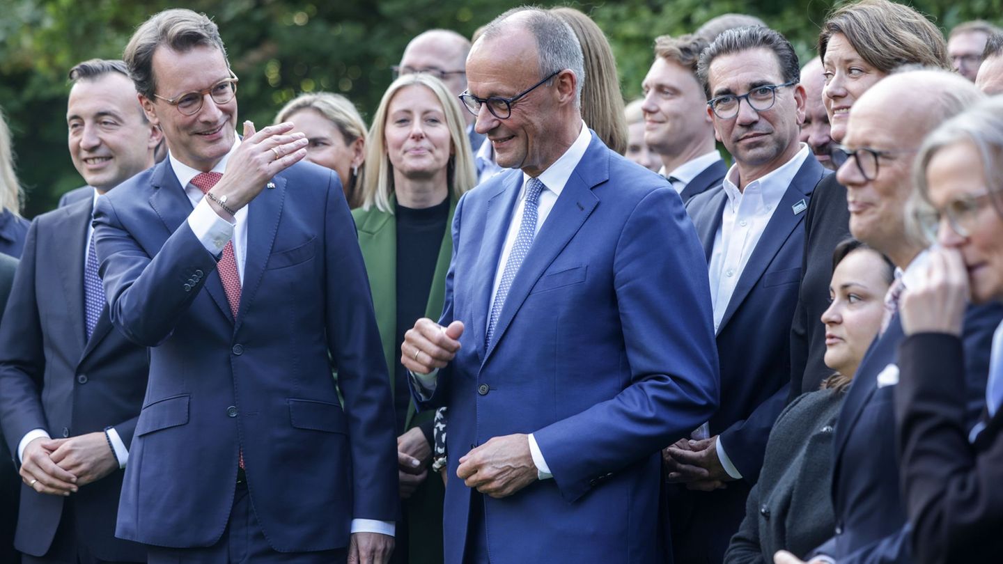 Bundeskanzler Friedrich Merz (CDU) hat die NRW-CDU nach den erfolgreichen kommunalen Stichwahlen gelobt. Foto: Oliver Berg/dpa