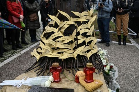 Denkmal in Thessaloniki für verstorbene Zugpassagiere