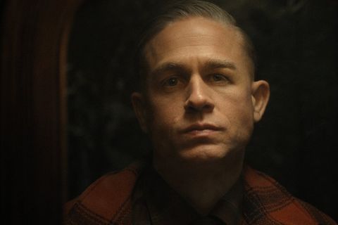 In "Monster: Die Geschichte von Ed Gein" schlüpft Charlie Hunnam in die Haut des Killers Ed Gein.