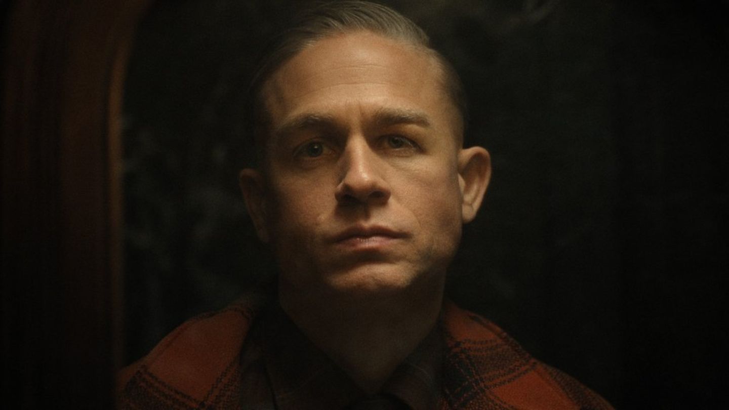 In "Monster: Die Geschichte von Ed Gein" schlüpft Charlie Hunnam in die Haut des Killers Ed Gein.