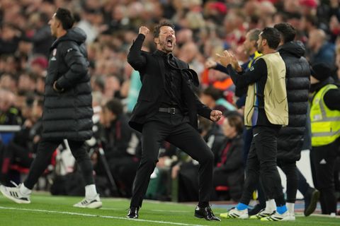 Atletico-Trainer Diego Simeone fehlt gegen Eintracht Frankfurt wegen einer Rot-Sperre. Foto: Jon Super/AP/dpa