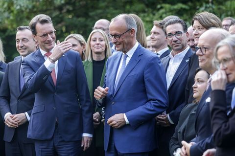 Bundeskanzler Friedrich Merz (CDU) hat die Wahlerfolge der CDU bei den Kommunalwahlen in NRW gelobt. Foto: Oliver Berg/dpa