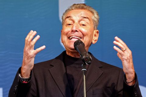 Michel Friedman mahnte bei einer Kundgebung in Klütz zu seiner umstrittenen Ausladung von einer Lesung 2026, die Freiheit der Ku