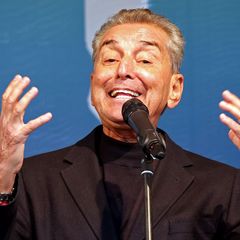 Michel Friedman mahnte bei einer Kundgebung in Klütz zu seiner umstrittenen Ausladung von einer Lesung 2026, die Freiheit der Ku