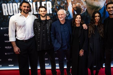 Marco, Kevin, Rudi und Sabrina Völler sowie Greta und Bryan (v.li.) auf der Premiere.