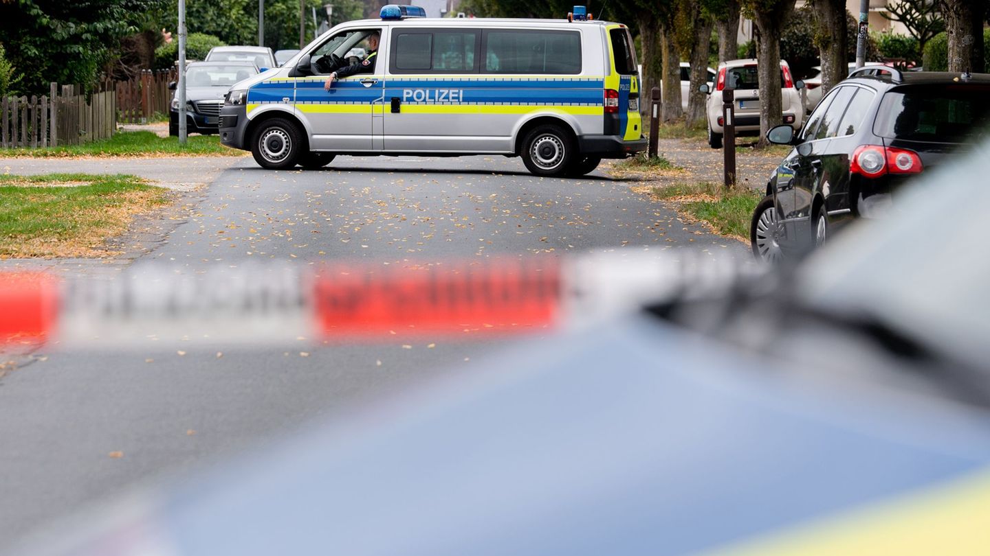 Die Polizei sicherte nach der Tat in dem Wohnhaus Spuren. Foto: Hauke-Christian Dittrich/dpa