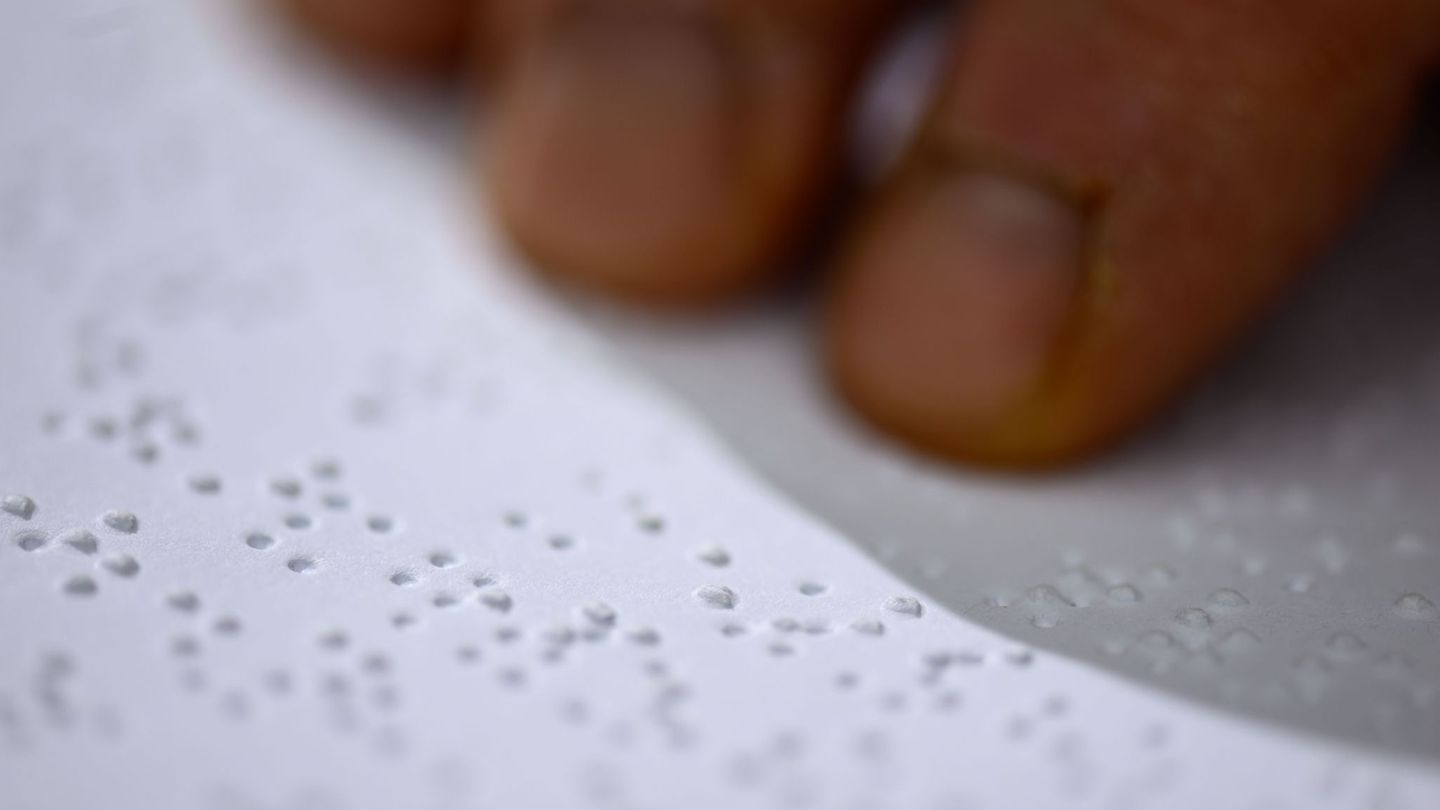Brailleschrift ermöglicht blinden und sehbehinderten Menschen, mit den Fingern zu lesen und zu schreiben. Foto: Hendrik Schmidt/