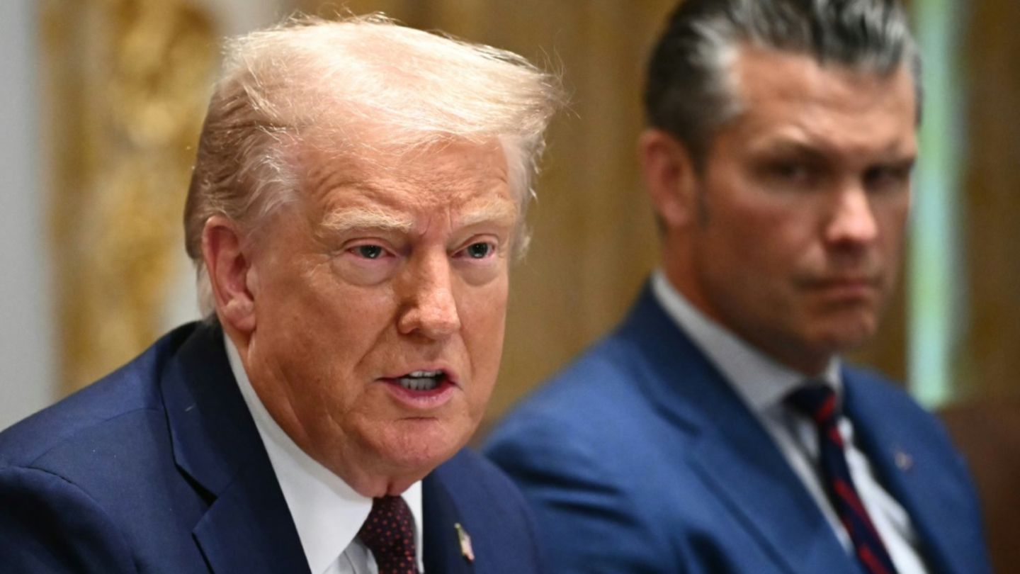 Donald Trump (l.) und Pete Hegseth