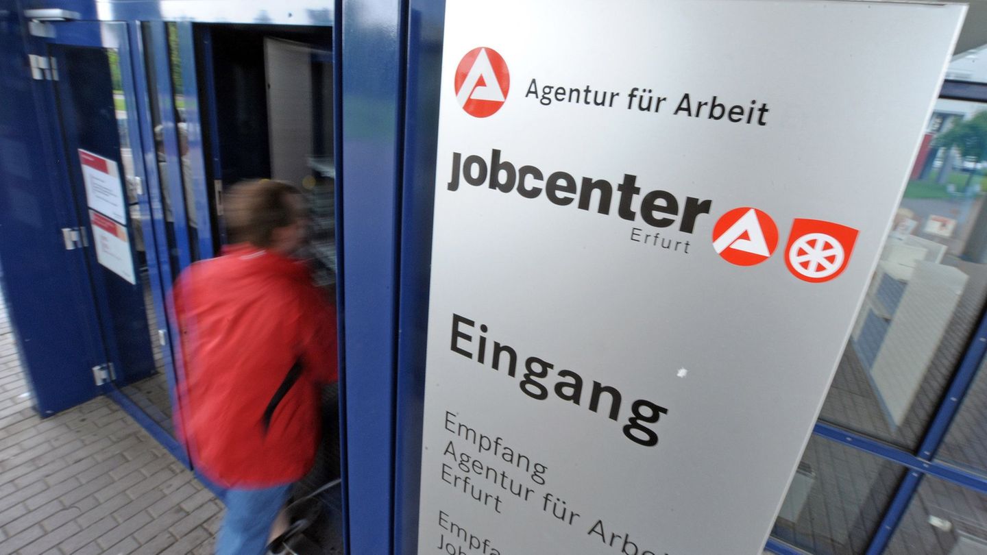Beschäftigte von Jobcentern und anderen Behörden mit Kundenkontakt haben oft Sorge vor Übergriffen. (Archivfoto) Foto: picture a
