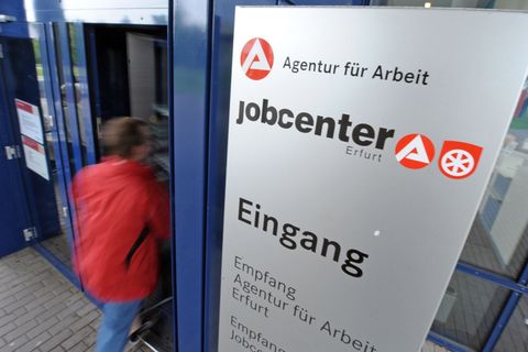 Beschäftigte von Jobcentern und anderen Behörden mit Kundenkontakt haben oft Sorge vor Übergriffen. (Archivfoto) Foto: picture a