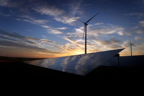 Solarstrom legt in Deutschland weiter zu - die Stromerzeugung von Windrädern ging zurück. Foto: Karl-Josef Hildenbrand/dpa