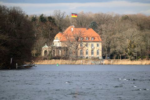Kabinettsklausur an neuem Ort: eine Villa am See statt ein Schloss auf dem Land. (Archivbild) Foto: Wolfgang Kumm/dpa