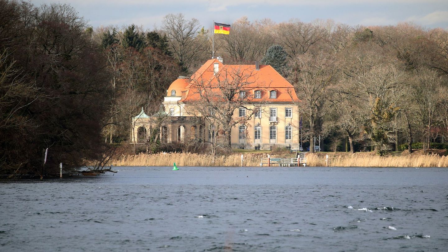 Kabinettsklausur an neuem Ort: eine Villa am See statt ein Schloss auf dem Land. (Archivbild) Foto: Wolfgang Kumm/dpa