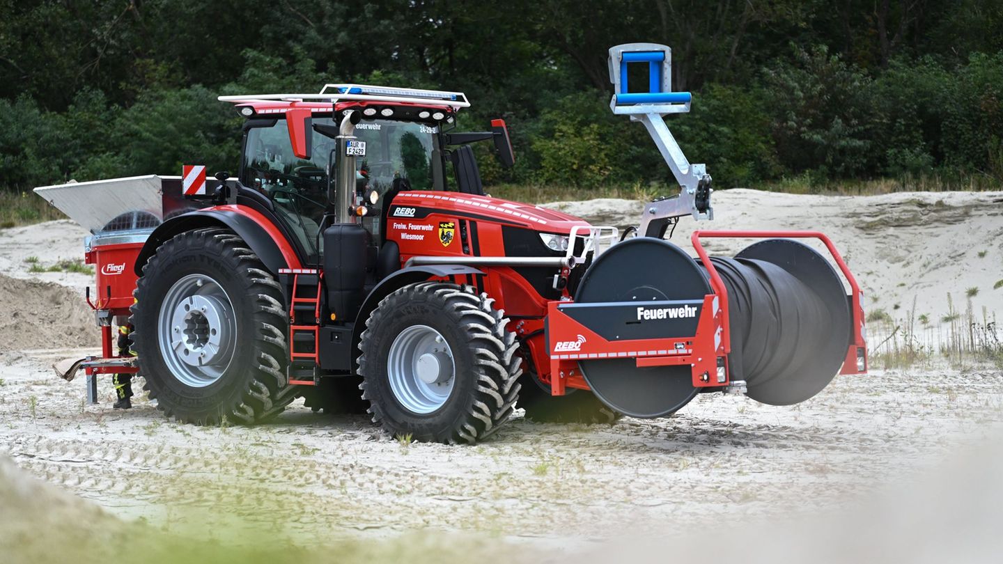 Der Feuerwehr-Trecker kann mit verschiedenen Geräten ausgestattet werden - hier etwa mit einer Schlauchhaspel und einer Sandsack