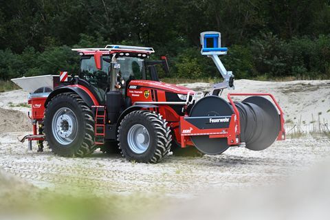 Der Feuerwehr-Trecker kann mit verschiedenen Geräten ausgestattet werden - hier etwa mit einer Schlauchhaspel und einer Sandsack