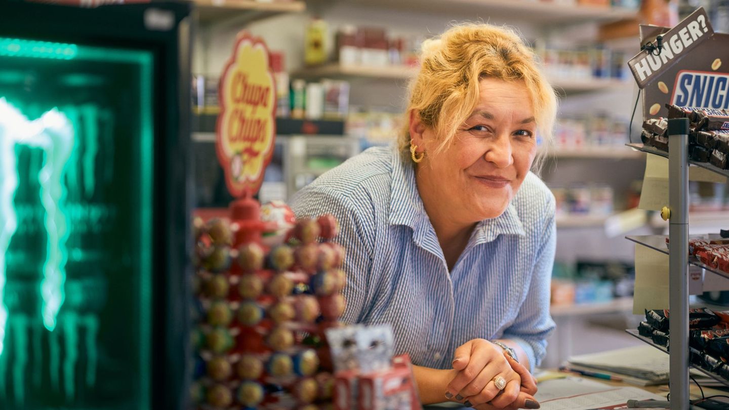 Jeden Tag steht Naciye ab sechs Uhr hinter dem Tresen des Kiosks "Ballerbude" in der Ruhrgebietsstadt Oer-Erkenschwick. Foto: Se