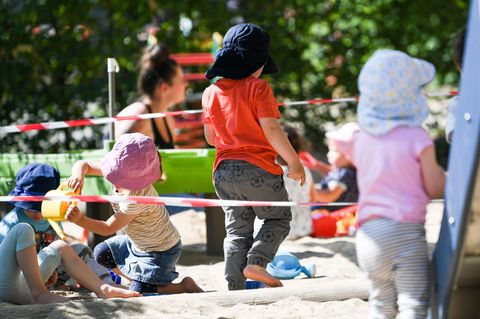 Die Fachkraftquote in Saarlands Kitas ist um 5 Prozentpunkte gesunken. (Symbolbild) Foto: Arne Dedert/dpa