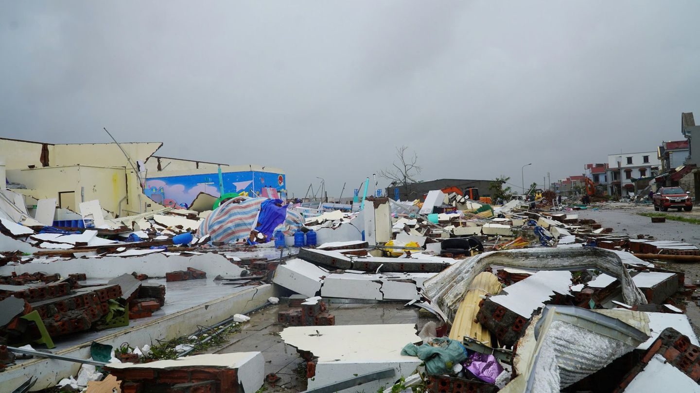 Zehntausende Häuser wurden vom Sturm teilweise oder komplett zerstört. Foto: Viet Hoang/VNExpress/dpa