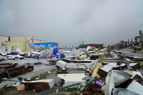 Zehntausende Häuser wurden vom Sturm teilweise oder komplett zerstört. Foto: Viet Hoang/VNExpress/dpa