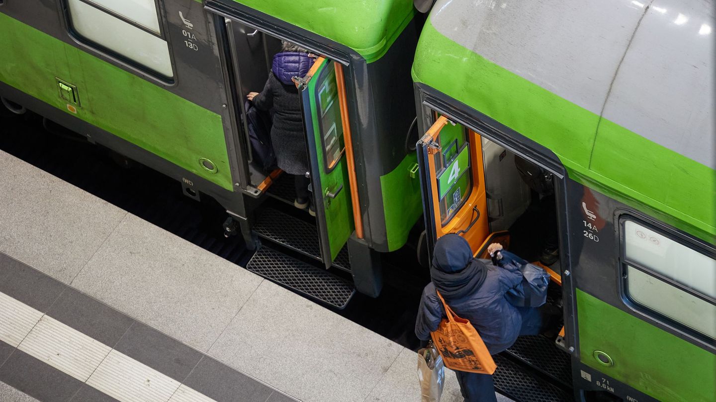 Das Reiseunternehmen Flix will sein Angebot im Fernverkehr zum Fahrplanwechsel im Dezember erweitern. (Archivbild) Foto: Joerg C