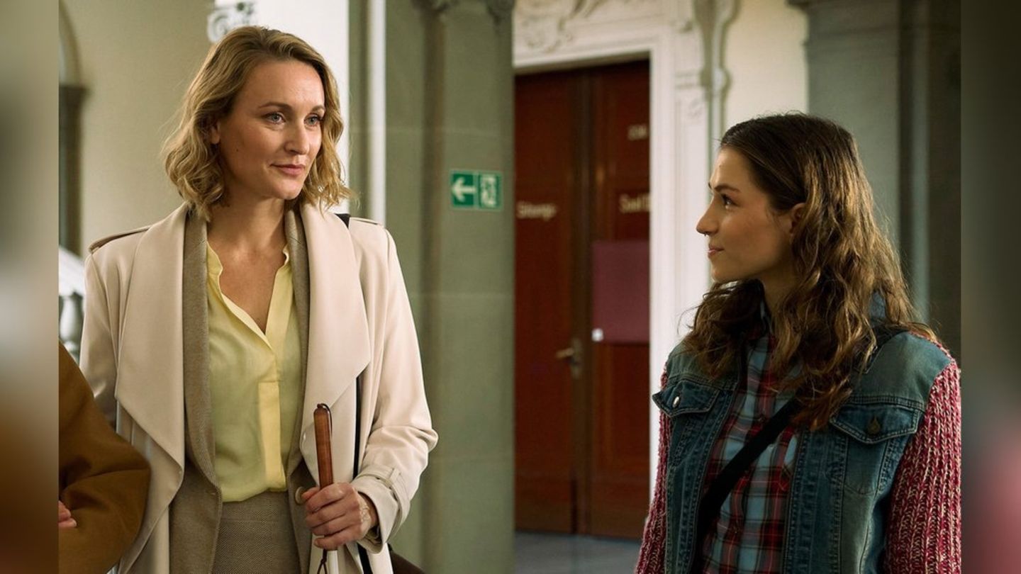 "Die Heiland - Welpenhandel": Romy Heiland (Christina Athenstädt, l.) erläutert ihrer Mandantin Siri Töller (Lea-Marie Pohl) i