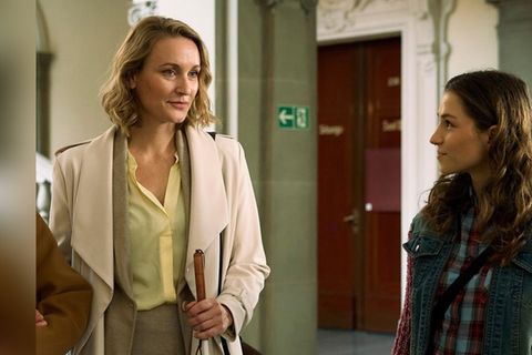 "Die Heiland - Welpenhandel": Romy Heiland (Christina Athenstädt, l.) erläutert ihrer Mandantin Siri Töller (Lea-Marie Pohl) i