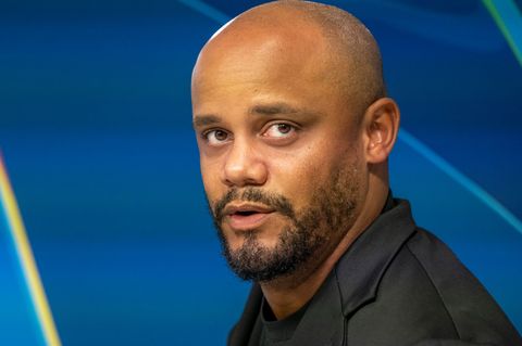 Vincent Kompany bei der Pressekonferenz in Zypern. Foto: Peter Kneffel/dpa