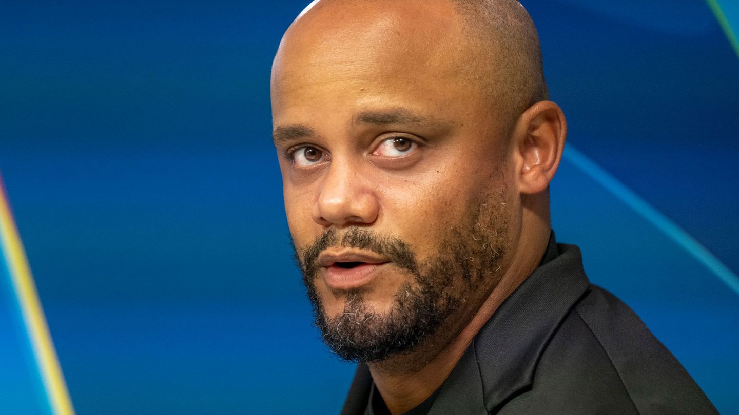 Vincent Kompany bei der Pressekonferenz in Zypern. Foto: Peter Kneffel/dpa