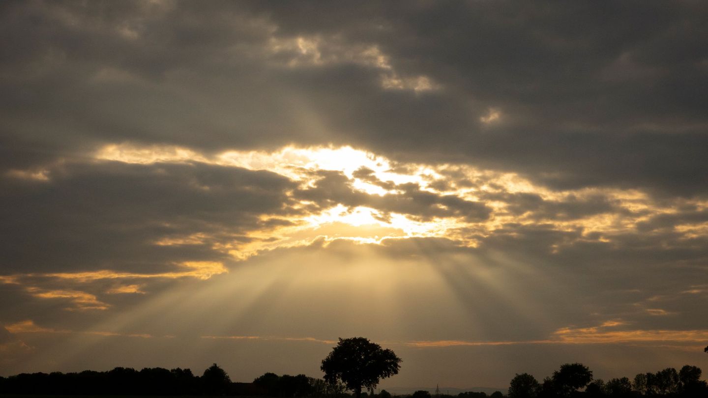 Vereinzelt zeigt sich die Sonne in den nächsten Tagen. (Symbolfoto) Foto: Boris Roessler/dpa