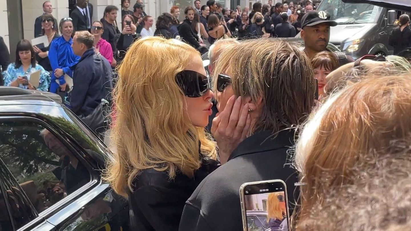 … neun Jahre später scheint ihre Liebe auch bei einer Modenschau von Balenciaga in Paris ungebrochen