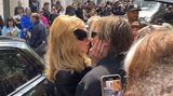 … neun Jahre später scheint ihre Liebe auch bei einer Modenschau von Balenciaga in Paris ungebrochen