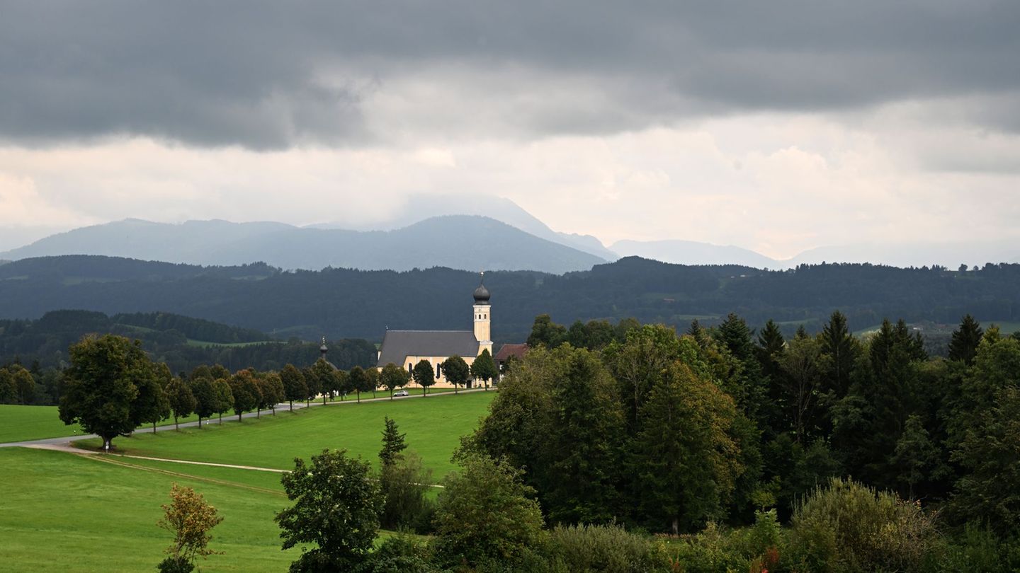 In Bayern bleibt das Wetter wechselhaft und kühl – zum Wochenende wird es sonnig und mild. (Symbolfoto) Foto: Felix Hörhager/dpa