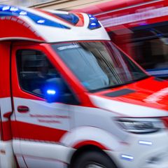 Rettungskräfte kümmern sich mitten in der Nacht um die beiden am Unfall beteiligten Männer. (Symbolbild) Foto: Jens Büttner/dpa