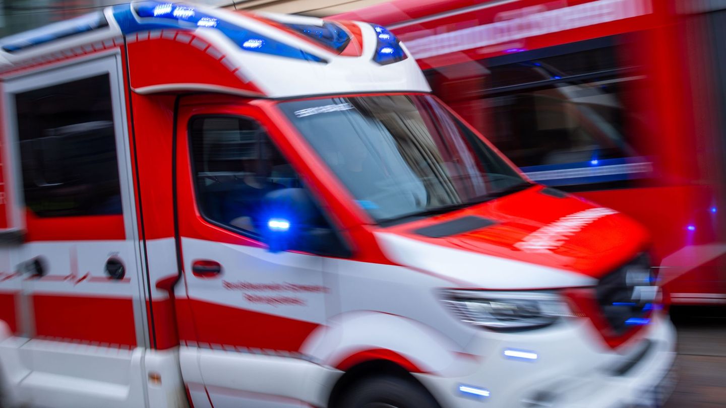Rettungskräfte kümmern sich mitten in der Nacht um die beiden am Unfall beteiligten Männer. (Symbolbild) Foto: Jens Büttner/dpa