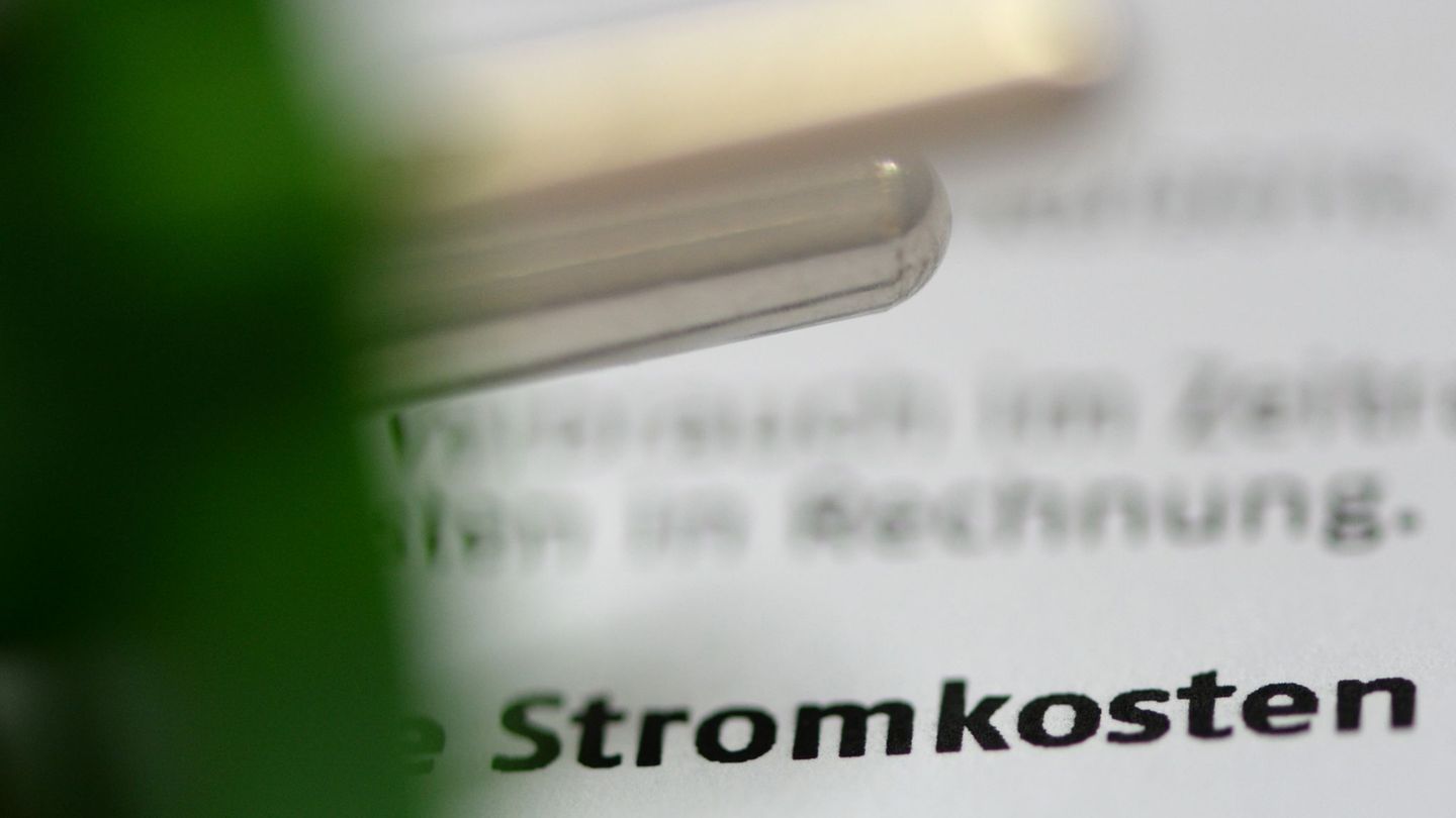 Die Stromkosten für Verbraucher sind zuletzt gesunken (Archivbild) Foto: Jens Kalaene/dpa