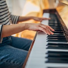 Frau spielt Klavier
