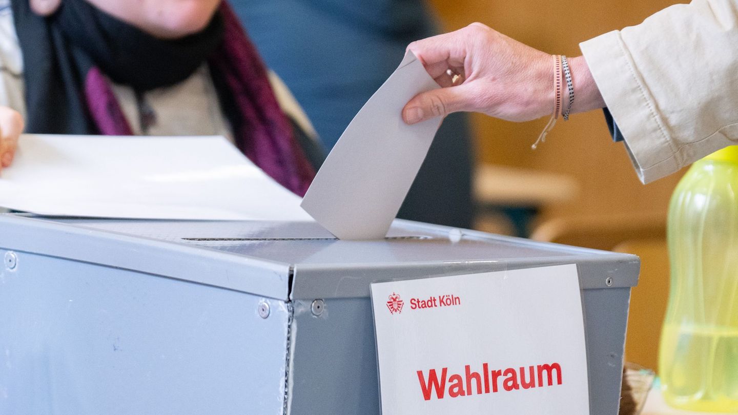 Ob in Siegen und Datteln nachgezählt werden muss, wird Thema in Wahlausschüssen. (Archivfoto) Foto: Benjamin Westhoff/dpa