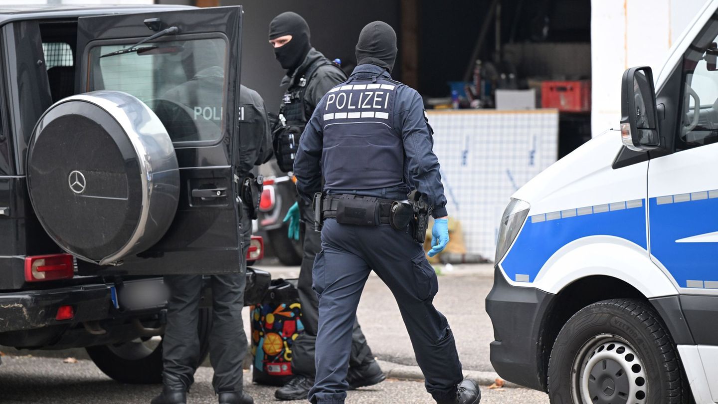 Auch in Weil der Stadt bei Stuttgart waren die Beamten im Einsatz. Foto: Bernd Weißbrod/dpa