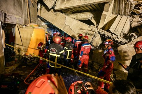 Rettungskräfte in den Trümmern