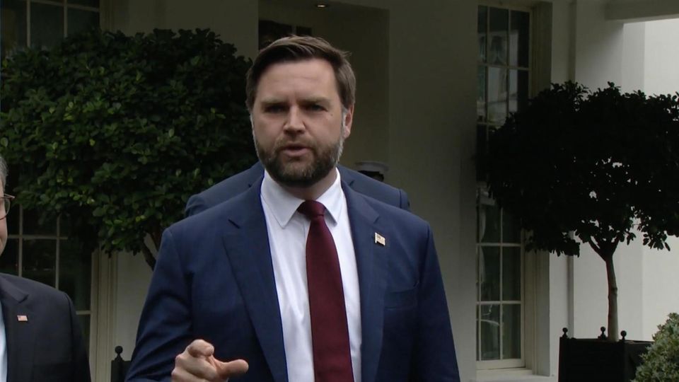JD Vance vor dem weissen Haus.