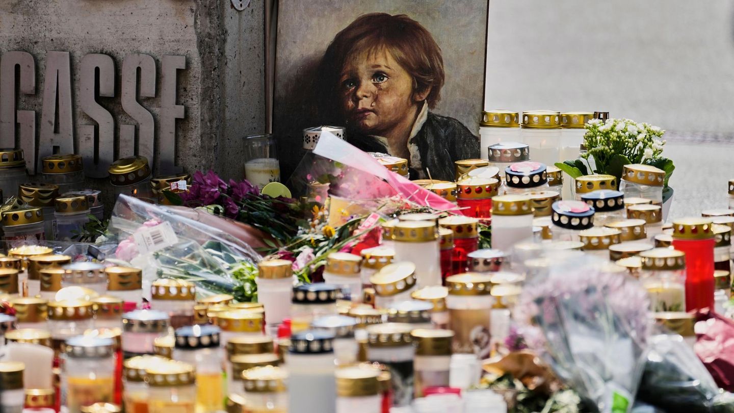 Kerzen, Blumen und ein Bild am Eingang der Schule in Graz