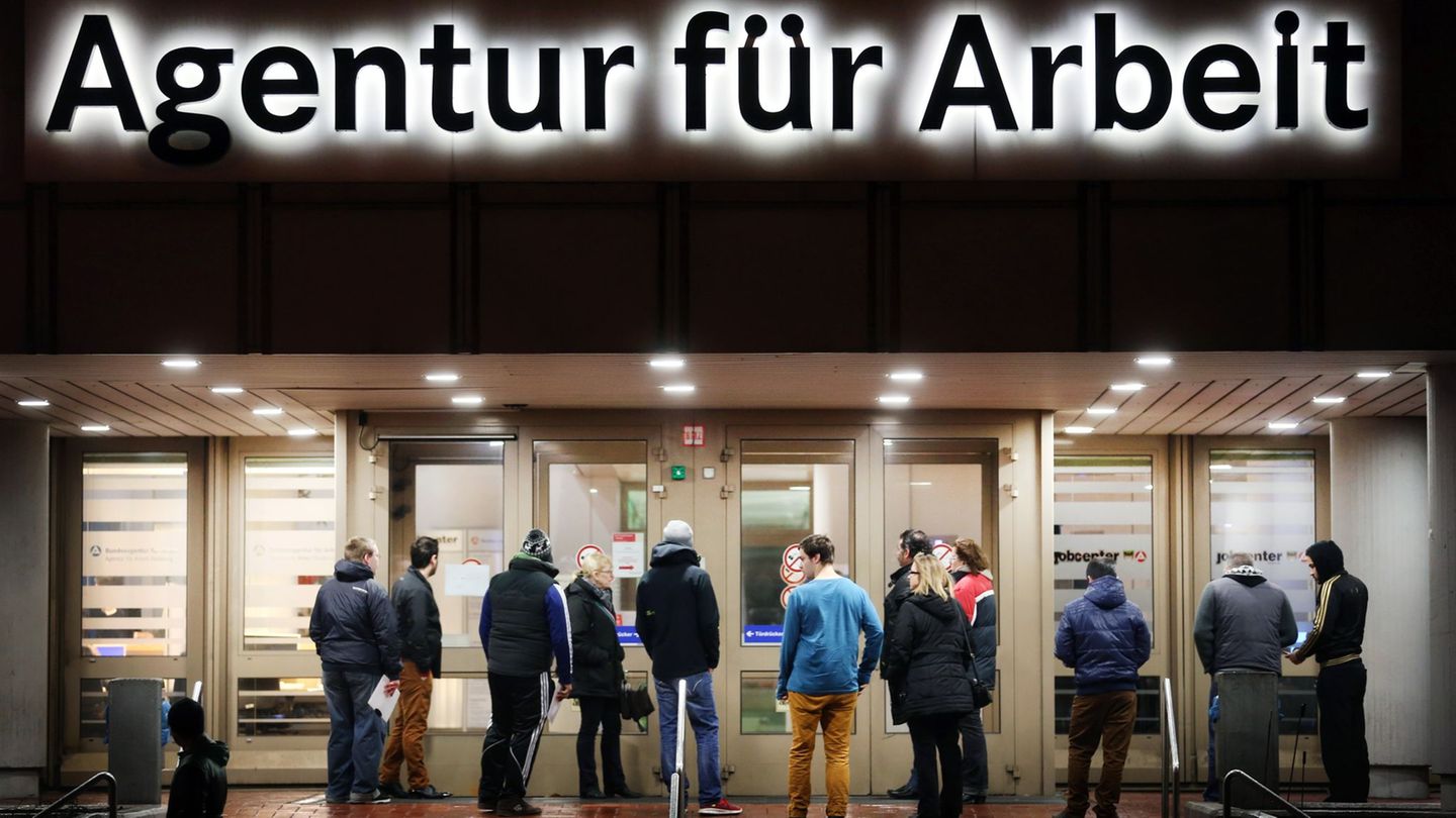 Nach dem Anstieg im August erholte sich der Arbeitsmarkt in NRW zuletzt wieder. Foto: Martin Gerten/dpa