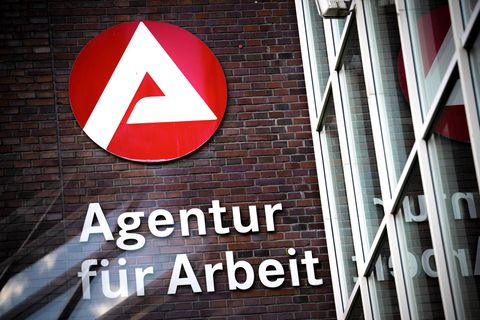 Die Arbeitsagentur zählt etwas weniger Arbeitslose als vor einem Monat. (Archivfoto) Foto: Sina Schuldt/dpa/dpa-tmn