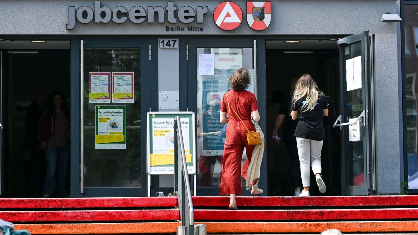 Die Arbeitslosigkeit in Berlin ist saisonbedingt im September etwas zurückgegangen. (Archivbild) Foto: Jens Kalaene/dpa